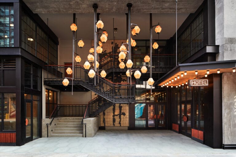 SORTIS HOLDINGS SIGNS DEFINITIVE AGREEMENT TO ACQUIRE ACE HOTEL GROUP