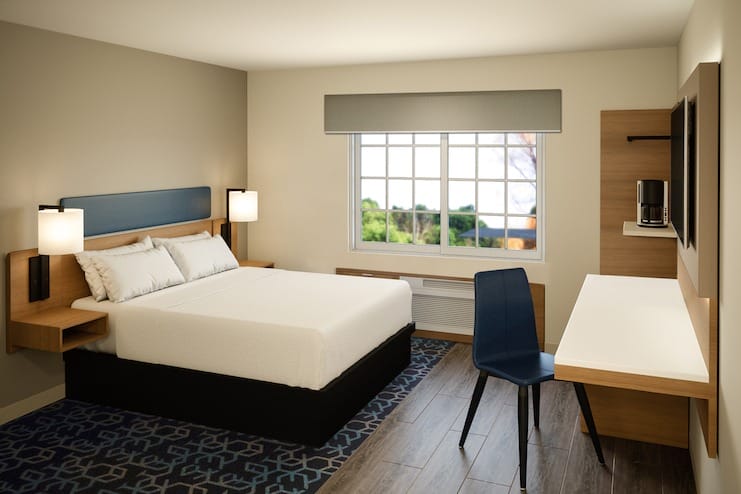 Microtel-Moda-Prototype-Guestroom