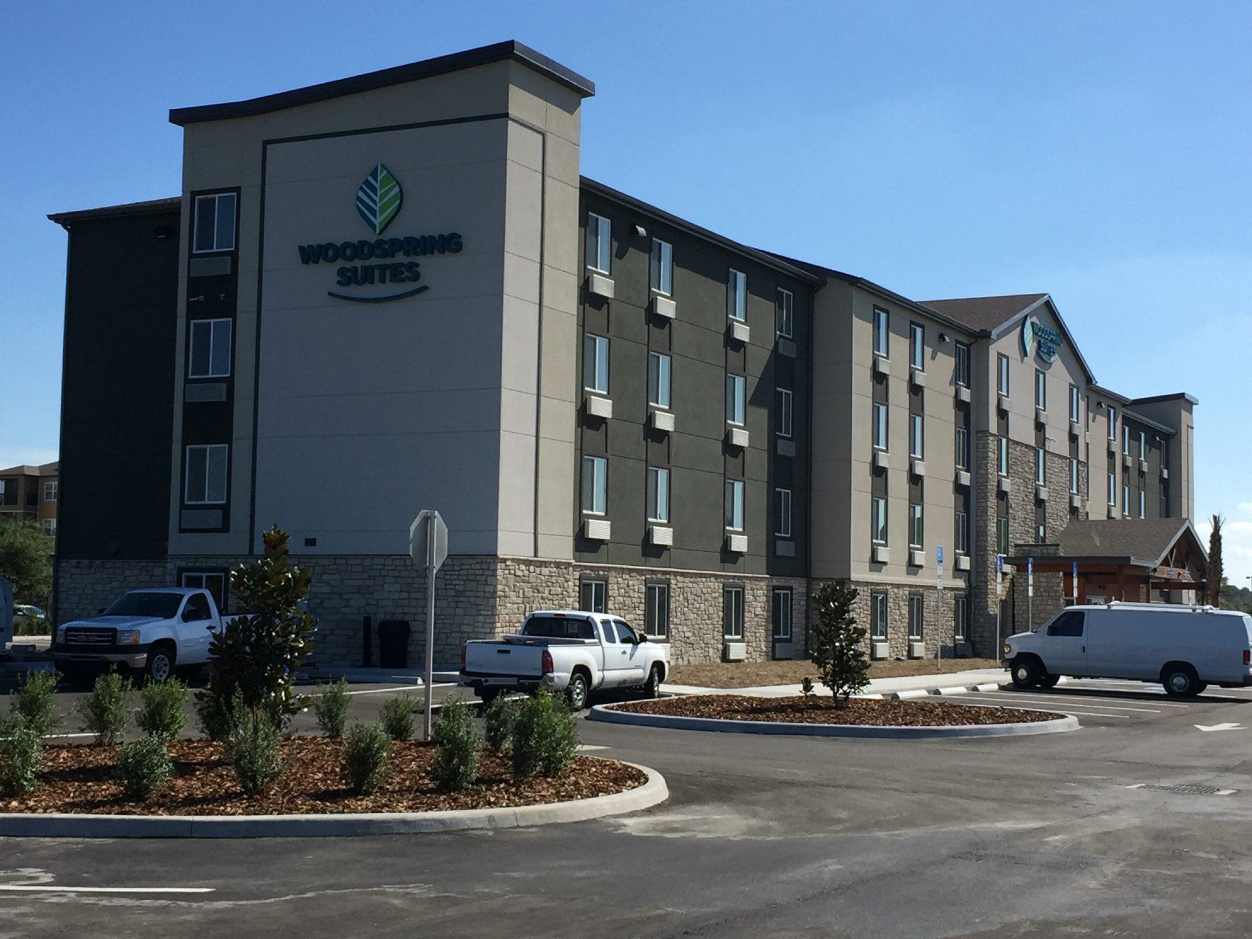 WoodSpring_Suites_Tampa_Brandon_Extended_Stay_Hotel_Exterior_1_4000x3000