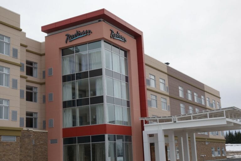 Radisson Opens Hotel Along Scenic Fairways of Kingswood Golf Course